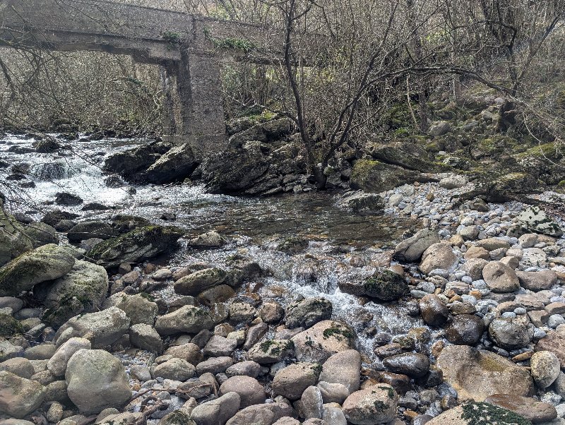 Perte du río Asón
En période d'eaux moyennes, l'eau se perd quelques mètres en aval du pont et de façon très localisée, sur 1 à 2 m de distance.
Fichier manquant